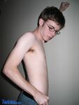 Nerdy twink Billy Gee loses his shirt and jeans and jerks