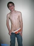 Nerdy twink Billy Gee loses his shirt and jeans and jerks