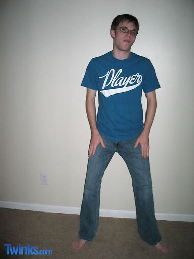 Nerdy twink Billy Gee loses his shirt and jeans and jerks