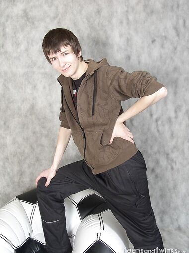 Kinky skinny twink Niklas loses his clothes and pulls out