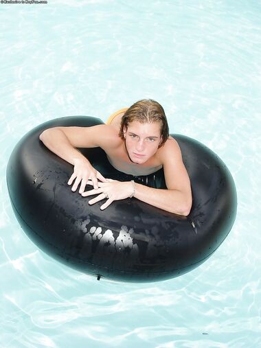 Kinky petite gay Dustin Daniels doffs his swimming undies