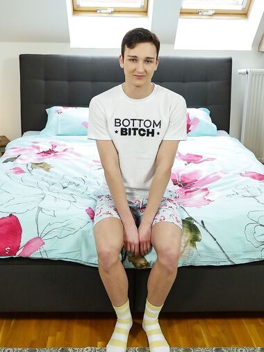 Hot twink Maksym King shows off his big ass & his inviting