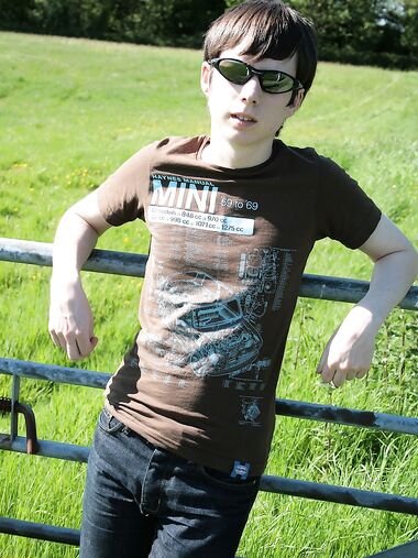 Skinny twink Matt Steel jerks his yummy dick until he